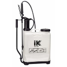 839701 Rugsproeier Prof 12L IK Multi IK Multi 12BS rugspuit speciaal vervaardigd uit materiaal van maximale resistentie om gebruikt te kunnen worden met chemische producten voor diverse doeleinden, o,a,: schoonmaak, ontsmetting, ontvetten, ontdoen van bekisting, antistof, reiniging van zwembaden met gereduceerd zuur 15 - 20 %, enz. Regelbaar mondstuk. Adapter voor accessoires. Richtbare lans. Metalen handvat. Filter in de lans. Slang met moeren, zonder slangklemmen. Geleverd met een compleet stel pakkingen van viton. Resistent reservoir in polypropileen, met inhoudsmeter en instructies voor gebruik. Zicht op niveau van vulling. Houder van lans. Elleboog kamer in rechte hoek. Deksel drukt op kamer met waterdichte pakking. Kamer van grote soliditeit. Roestvrije kogel in klep en bedekking. Deksel reservoir met klep antidrup. Hengsel voor transport. Groot filter von vulling met inhoudsmeter.Geleide riemen, regelbaar, niet glijdend en aticorrosief. Mechanische menger. Model voor links- en rechtshandig gebruik. Mogelijkeid voor het aanpassen van een verlengstuk van 50 cm., accessoires Ref. S. Stel mondstukken en slang, uitwisselbaar. De matte slang is bestemd voor alle soorten van chemische producten; alleen wanneer we werken met oliën en brandstoffen zullen we de glanzende slang moeten gebruiken. 839701
