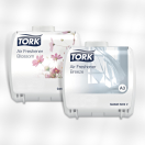 TOR257013 Tork Constante Luchtverfrisser Gemengd Pakket 6st Tork Constante Luchtverfrisser Lentebries en Bloesem houdt de sanitaire ruimte constant fris. Lentebries biedt bloemen-, yang- en houtachtige aroma’s voor een frisse bries, en Bloesem bevat delicate bloemenaroma’s voor een warme, verwelkomende geur. Beiden met geurneutralisatie.
Zorgvuldig geselecteerde geur bevat geurneutralisator die onaangename geurtjes elimineert in plaats van deze alleen maar te maskeren, voor een altijd frisse sanitaire ruimte.
Een systeem zonder drijfgas, met alleen parfum.
Niet als ontvlambaar aangemerkt en geen perslucht.
Geschikt voor Tork Constante Luchtverfrissing Dispensers, die bewezen gebruiksvriendelijk zijn voor schoonmakers. TOR257013